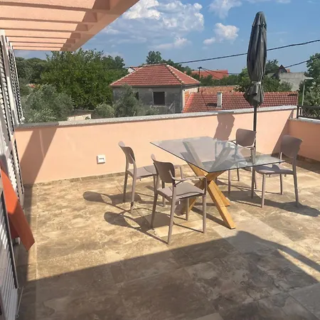 Sunny Life In Stella Mala Cista